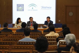 El programa ha sido presentado por el secretario general de Innovación, Industria y Energía, Vicente Fernández, y por María Jesús Almazor, directora del Territorio Sur de Telefónica España. En la foto junto al rector de la UPO