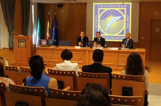 El acto ha sido inaugurado por José Manuel Feria, director general de Estrategia e Innovación de la UPO (en el centro de la foto); Luis Miguel Rufino, director General de Empleo y Economía del Ayuntamiento de Sevilla (izq. de la foto), y Francisco Velasco, director de la EOI-Andalucía (dcha. de la foto)