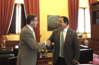 , el rector ha agradecido a la institución parlamentaria la colaboración que permitirá que alumnos de la UPO complementen su formación