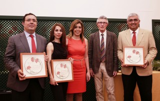 Los premiados los rectores de la Universidad Pablo de Olavide y de la Universidad de Sevilla, Vicente Guzmán y Antonio Ramírez de Arellano y la bailaora Isabel Bayón, junto con la presidenta de la Junta de Andalucía, Susana Díaz y el presidente de la APS, Rafael Rodríguez.