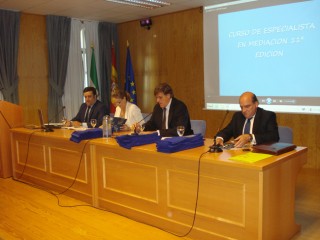 La clausura estuvo presidida por el director del curso Javier Alés, acompañado por el padrino de la promoción y director de Negocio de la firma Ernst&Young, Luis Miguel Martín Rubio; la directora gerente de la Fundación Pública MEDIARA, dependiente de la Consejería de Justicia de la Junta de Andalucía, Pilar Calatayud