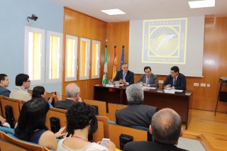 De izquierda a derecha, el cónsul Eduardo González, el rector Vicente Guzmán y Clemente J. Navarro