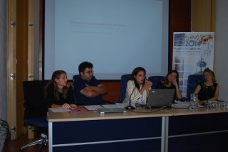 El fotógrafo Fernando Mañas junto a otras participantes en la mesa redonda "Nuevos parámetros de la comunicación de moda"