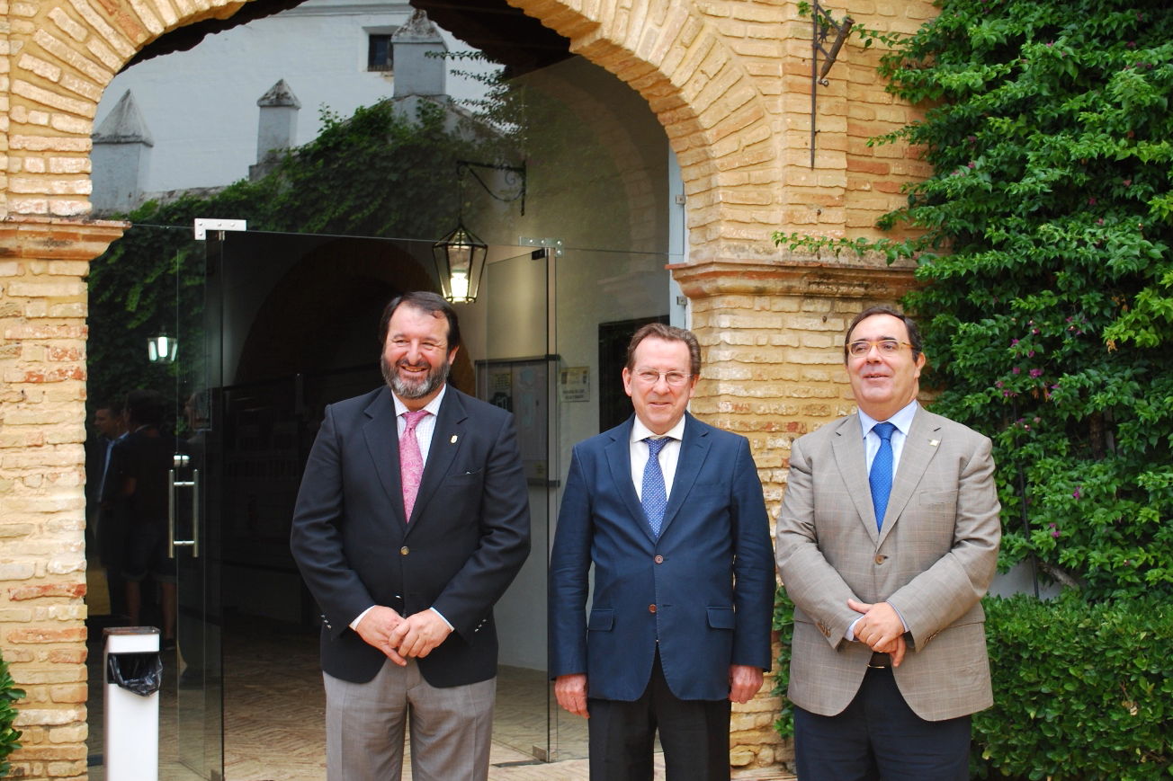 De izquierda a derecha, el alcalde de Carmona, el consejero de Justicia Emilio de Llera y el rector de la UPO