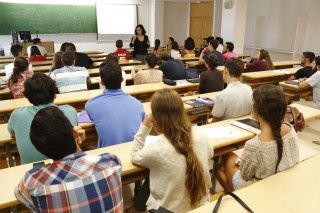 estudiantes en clase en la UPO