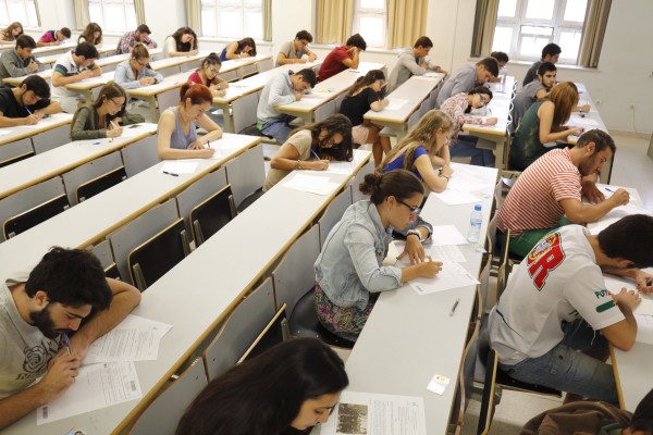 Estudiantes se examinan de Selectividad en la UPO