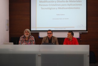 De izquierda a derecha, Fernando Govantes, profesor de la UPO; Miguel Ángel Gual, vicerrector de Postgrado, Formación Permanente y Empleo y Carlos Santos, profesor de la UPO y director del programa de doctorado