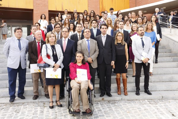En primer plano, Rocío Herrezuelo, Premio al Mérito Académico, y en primera fila, tercero por la derecha, Fernando Lara Peña, premio al Mejor Expediente, junto al rector Vicente Guzmán