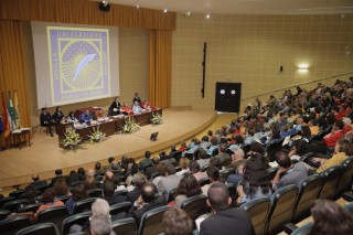 Vista del Paraninfo con el rector durante su discurso