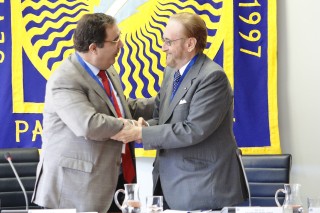 El presidente José Carlos Ruiz-Berdejo y el rector Vicente Guzmán han firmado esta mañana un protocolo de colaboración entre ambas instituciones