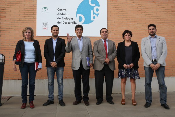 Desde la izquierda: Elodia Hernández, Daniel González, Diego Valderas, Vicente Guzmán, Manuela Fernández e Ismael Sánchez, responsable de la Oficina de la Vicepresidencia