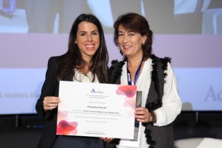 Alejandra Díaz recibe el premio de manos de Dulce Subirats, presidenta de Aedipe Centro