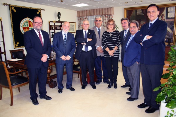 Eduardo González Mazo (tercero por la derecha), nuevo presidente de la AUPA