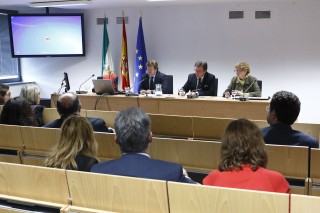 En la mesa, de izquierda a derecha, Juan José Hinojosa Torralvo, Andrés Rodríguez Benot y Elena Olmos Ortega.