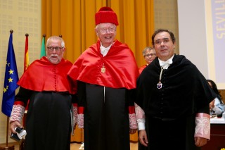 De izquierda a derecha, Francisco Muñoz Conde, Claus Roxin y Vicente Guzmán
