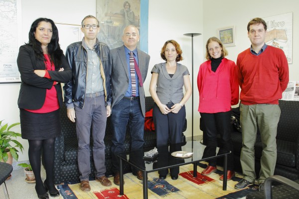 Hamutal Rogel y Laura García, a la derecha, junto a los profesores Rafael Rodríguez Prieto, José Cruz y Carlos Alarcón y Pilar Rodríguez, vicerrectora de Internacionalización y Comunicación