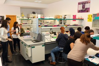 Estudiantes de Bachillerato y Ciclos Formativos en los talleres "Aquí hay Ciencia" impartidos por la Asociación de Biotecnólogos de Andalucía.