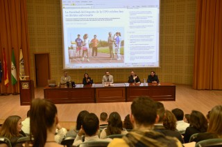 El equipo decanal y docente de la Facultad estuvo presente en el acto conmemorativo