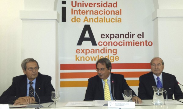 De izquierda a derecha: Manuel Porras, responsable del Centro de Estudios Olímpicos Olavide; Eugenio Domínguez Vilches, rector de la UNIA; y Conrado Durántez, presidente de la Academia Olímpica Española