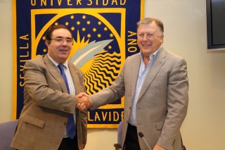 El rector de la UPO, Vicente Guzmán Fluja, y el