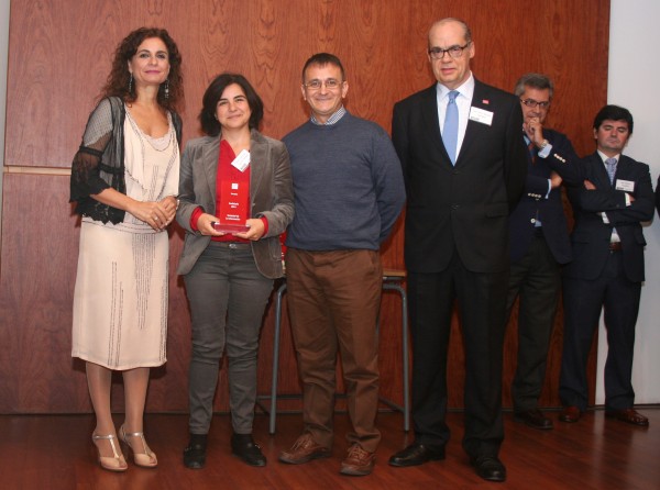 La vicerrectora de TIC, Calidad e Innovación, Alicia Troncoso, acompañada por Víctor Hernández, director del área de TIC de la UPO, ha sido la encargada de recoger el galardón Andalucía 2014 Sociedad de la Información de manos de la consejera de Hacienda y Administración Pública, María Jesús Montero