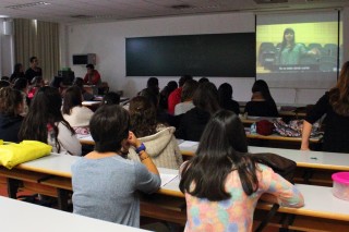 Retransmisión simultánea en todas las clases de la UPO de la canción “KARMA contra la violencia por razón de género” interpretada por la estudiante Isabel Mesa Martínez.