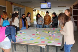 En el mural “Erradicar la violencia contra las mujeres”, los universitarios pueden dejar mensajes o dibujos contra la violencia machista.