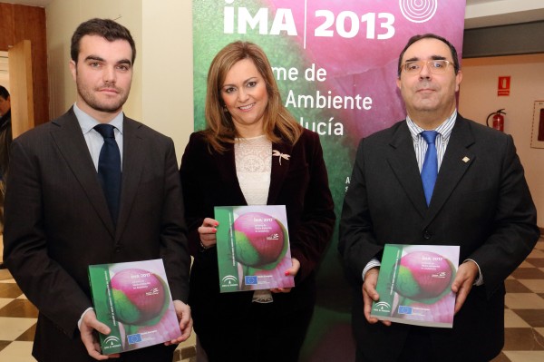 De izquierda a derecha, Manuel Barrera Viera, presidente del Colegio de Ambientólogos de Andalucía, María Jesús Serrano Jiménez, consejera de Medio Ambiente y Ordenación del Territorio, y Vicente Guzmán, rector de la UPO