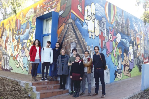 Los estudiantes ganadores del concurso con la vicerrectora de la UPO, cuarta por la izquierda, y miembros del jurado
