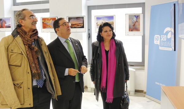 Florentino de Lope Rebollo, Vicente Guzmán y Esperanza Perea, contemplando la exposición FotoAves 2013 