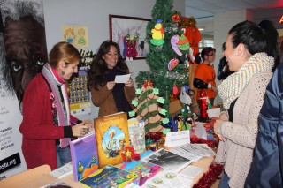 Entidades de voluntariado muestran sus proyectos en los stands ubicados en el campus