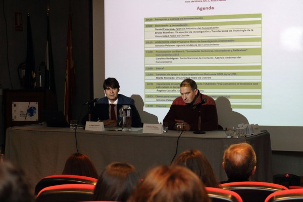 En la imagen, de izquierda a derecha, Daniel Escacena y el vicerrector Bruno Martínez Haya