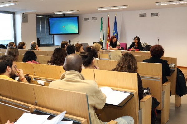 En la imagen, de izquierda a derecha, María Rosa Herrera y Cristina Villalba, en un momento de la inauguración.