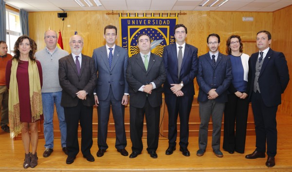 Desde la izquierda, Rosa María Díaz, Enrique Ramos, José Antonio Colmenero, Eduardo Gamero, el rector Vicente Guzmán, Eugenio Fedriani, Franz Martín Bermudo, Verónica Pacheco y José Manuel Feria Domínguez
