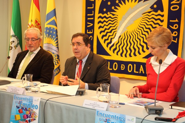 En la imagen, de izquierda a derecha, Juan Moreno Tocino, presidente de Inés Rosales,  Vicente Guzmán, rector de la UPO, y Rosa Montero González, responsable de Comunicación y Acción Cultural de la FNAC.