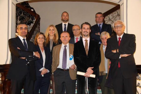 Antonio Martín Porras Gómez, con el diploma, junto a los miembros del jurado y representantes del Banco Sabadell y de la Sindicatura de Comptes