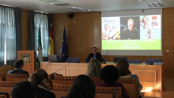 El profesor Edgar Centeno, durante la primera ponencia del workshop