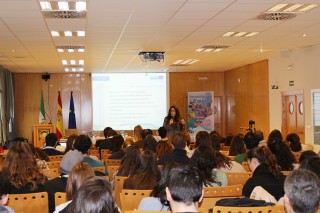 Tras la presentación, ha tenido lugar la primera ponencia, titulada “Ponte en valor con Nestlé”, con la intervención de Ariadna de la Casa, responsable del Programa de Prácticas de esta entidad