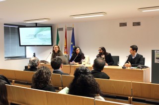 De izquierda a derecha, el coordinador de la Unidad Estadística del Instituto de Estudios Sociales Avanzados (IESA-CSIC), Manuel Trujillo Carmona, la coordinadora de la Unidad Técnica de Estudios Aplicados del Instituto de Estudios Sociales Avanzados, Sara Pasadas del Amo, el profesor del Departamento de Sociología, Luis Navarro Ardoy y el profesor y responsable del Área de Ciencia Política y de la Administración, Manuel Torres Soriano.