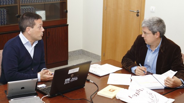 José Manuel Feria junto a Antonio Javier González Rueda en un momento de la reunión.