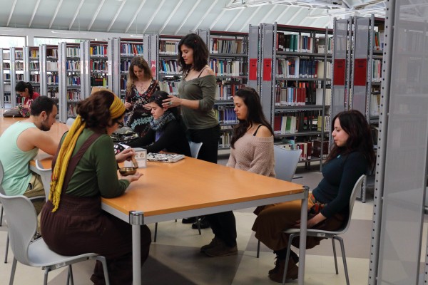 “Gestos que iluminan”, ha llevado la magia del teatro a distintos rincones del campus con el  fin de sorprender a los miembros de la comunidad universitaria