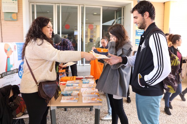 Los voluntarios estarán hoy en la puerta del Edificio Celestino Mutis hasta las 14:00 horas.