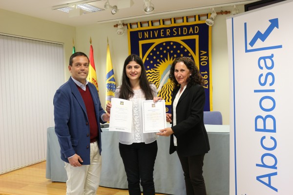 Beatriz María Rodríguez, en el centro, junto a José M. Feria y Carmen Muñoz, quienes hicieron entrega del Premio