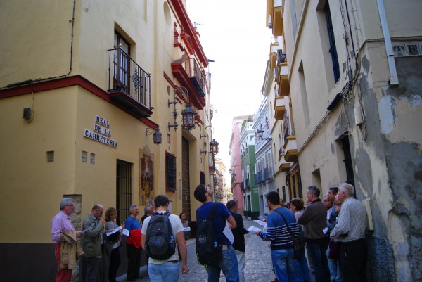 Ayer tuvo lugar la visita guiada “Historia urbana del Arenal y las Atarazanas”, a cargo del profesor José María Miura Andrades