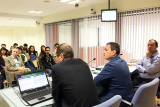 De izquierda a derecha, el vicedecano de Estrategia y Calidad, David Naranjo Gil; el delegado del rector en materia de Estrategia, Prospectiva y Emprendimiento, José Manuel Feria, y el responsable del Área de Comercialización e Investigación de Mercados, Jesús Cambra Fierro.