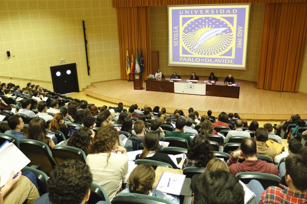 Elodia Hernández (centro), vicerrectora de Estudiantes, Cultura y Compromiso Social, ha inaugurado el Congreso acompañada de Carmen Velasco García -a su derecha-, ex decana de la Facultad; Juana del Carpio, codirectora del congreso, y Urko Lerchundi Rebollo, primer delegado de Estudiantes de la Facultad de Derecho -a su izquierda.