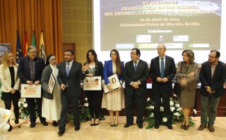 En la imagen, los premiados con sus respectivos diplomas.