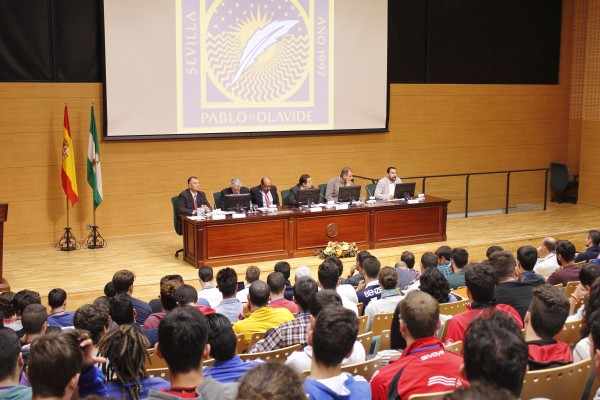 Desde la izquierda: el director del Departamento de Deporte e Informático, Alberto Nuviala Nuviala; el director del CIRFD, Juan José González Badillo; el director del Instituto de la Grasa, Rafael Garcés; el rector Vicente Guzmán; el vicerrector de Investigación, Bruno Martínez Haya, y el decano de la Facultad de Ciencias del Deporte, Antonio Fernández Martínez