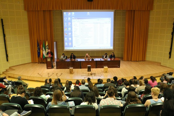 Imagen de la mesa redonda celebrada esta mañana en la UPO.