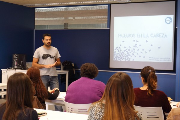 En la fotografía,  el biólogo Rafael Benjumea en el taller ornitológico “Pájaros en la cabeza. Aprendiendo a enseñar con las aves”